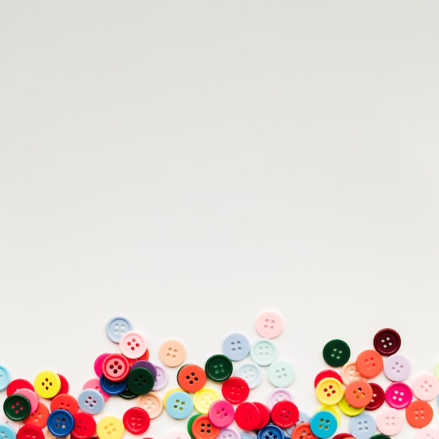 Botões coloridos isolados no fundo branco