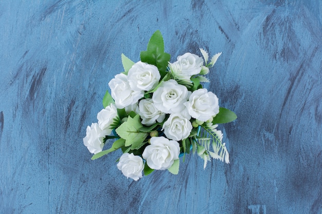Foto grátis bouquet com arranjo natural de rosa branca em azul.