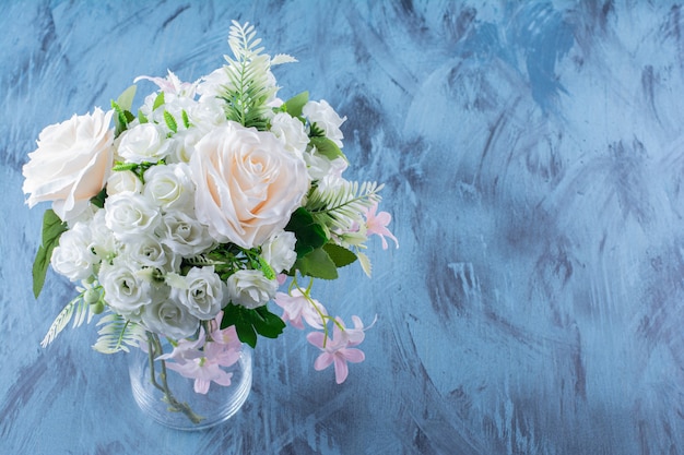 Bouquet de flores rosa pálido em um vaso de vidro.