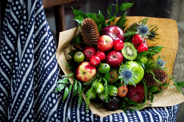 Bouquet de frutas feito de frutas mistas