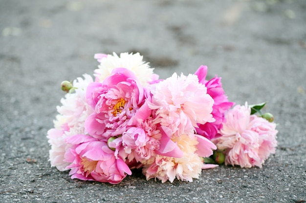 Bouquet de lindas peônias em uma estrada