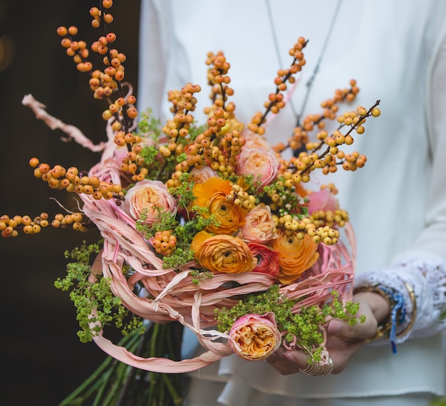 Bouquet de outono com rosas amarelas e bagas