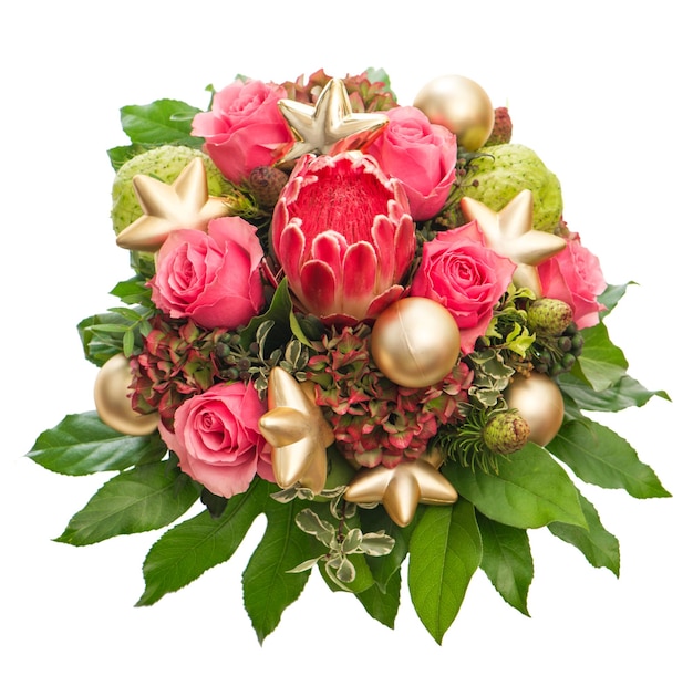 Bouquet de rosas frescas com decoração dourada de natal, isolada no fundo branco. arranjo festivo com flor exótica protea
