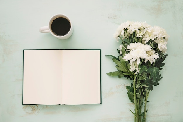 Bouquet e abriu caderno perto do café