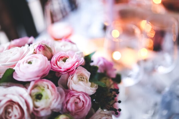 Bouquet em uma mesa de jantar