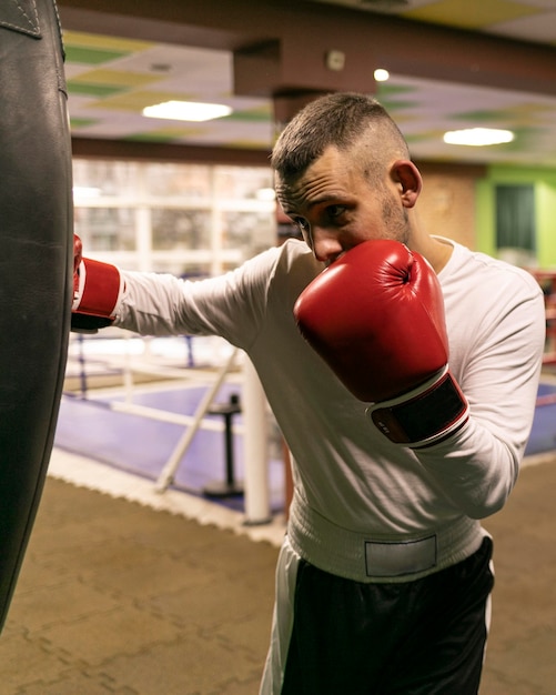 Foto grátis boxeador praticando com saco de pancadas