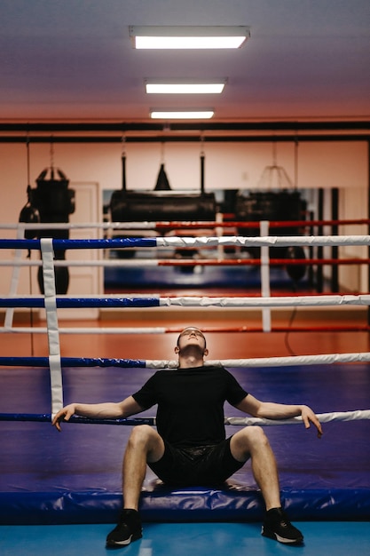 Boxeadores treinam no ringue e na academia