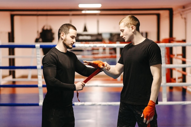 Foto grátis boxeadores treinam no ringue e na academia