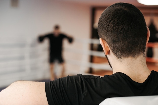 Foto grátis boxeadores treinam no ringue e na academia