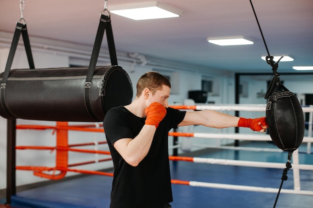 Boxeadores treinam no ringue e na academia