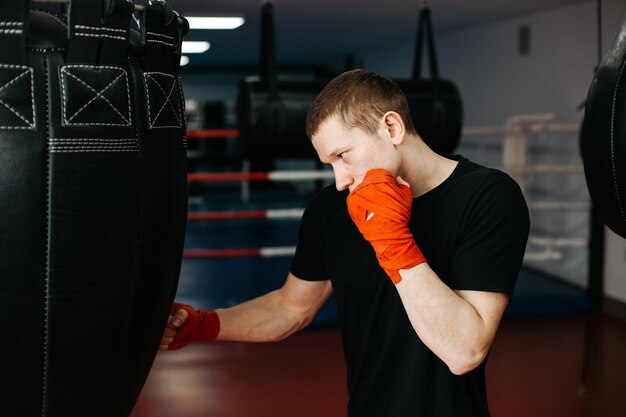 Boxeadores treinam no ringue e na academia