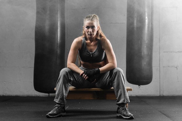 Boxer de mulher dando um tempo de treinamento