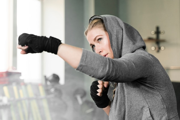 Boxer fêmea treinando sozinha para uma nova competição