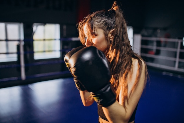 Boxer jovem treinando na academia