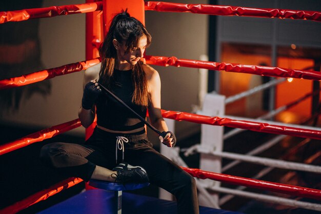 Boxer jovem treinando na Academia