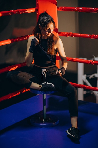 Boxer jovem treinando na Academia