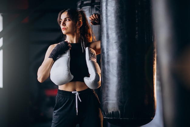 Boxer jovem treinando na academia