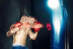 Foto grátis boxer masculino boxe em saco de pancadas