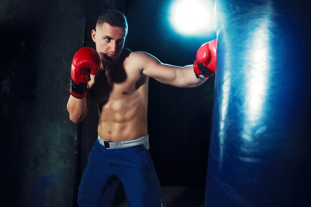 Boxer masculino boxe em saco de pancadas