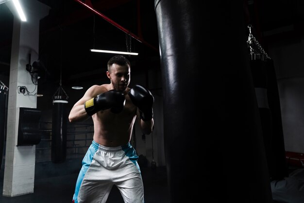 Boxer masculino treinando para uma nova competição