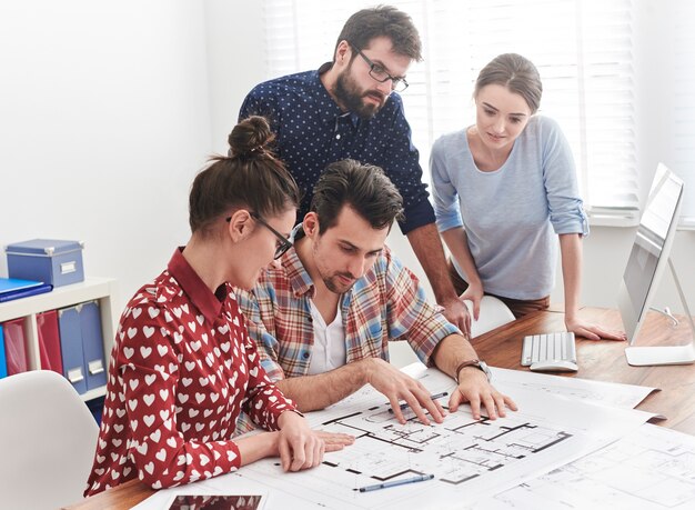 Brainstorming com colegas de trabalho no escritório