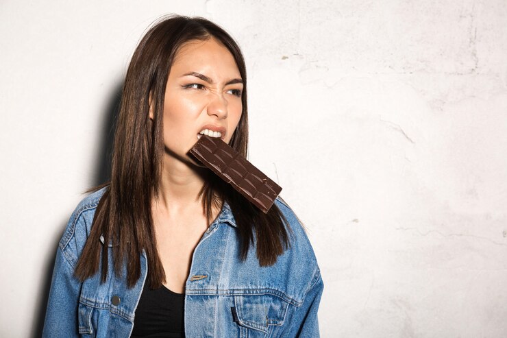 Foto grátis brava mulher comendo chocolate