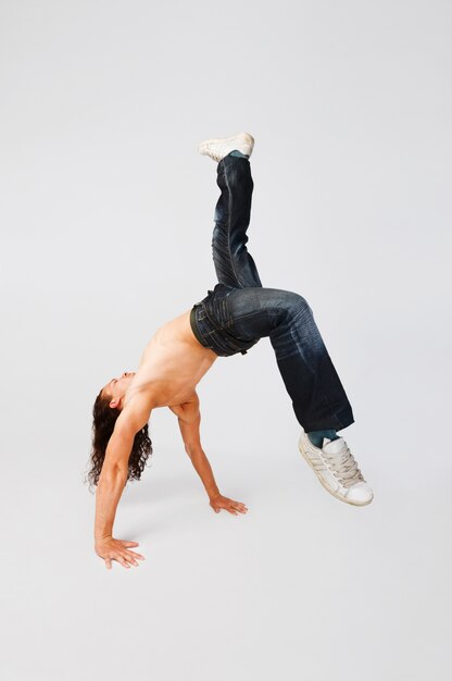 Breakdancer legal que faz em fundo liso