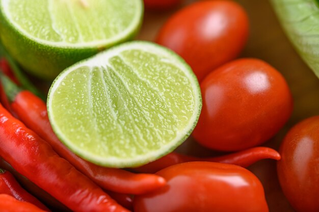 Brilhante close-up de rodelas de limão em tomates e pimentos