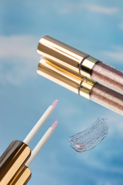 Brilho labial de alto ângulo com céu brilhante
