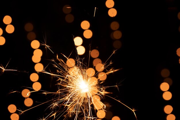 Brilhos e fogos de artifício na noite de ano novo
