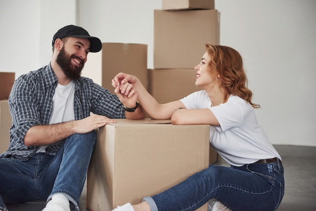 Brincando. casal feliz juntos em sua nova casa. concepção de movimento