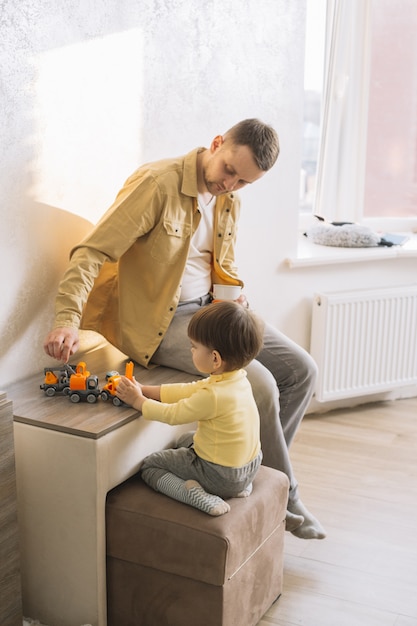 Foto grátis brincando com pai e filho