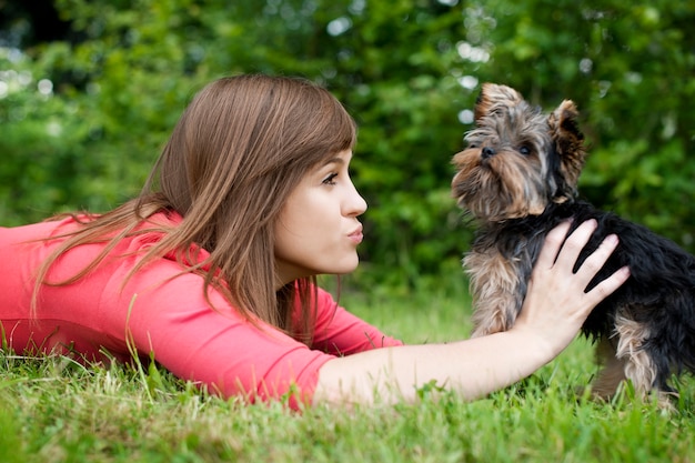 Foto grátis brincando com um cachorrinho fofo