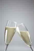 Foto grátis brindando taças de champanhe