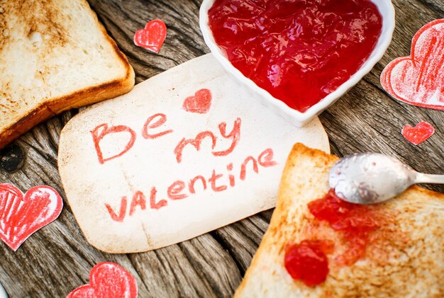 Brinde com geléia de morango Be My Valentine cartão de mensagem branca com corações feitos à mão Dia dos Namorados
