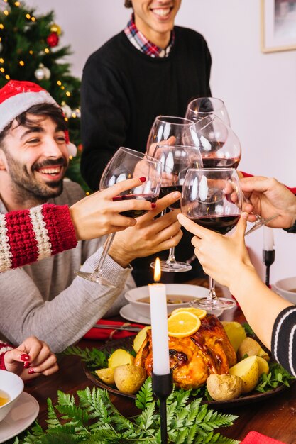 Brinde com vinho no jantar de Natal