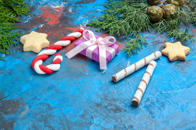 Brindes de frente com doces na mesa azul