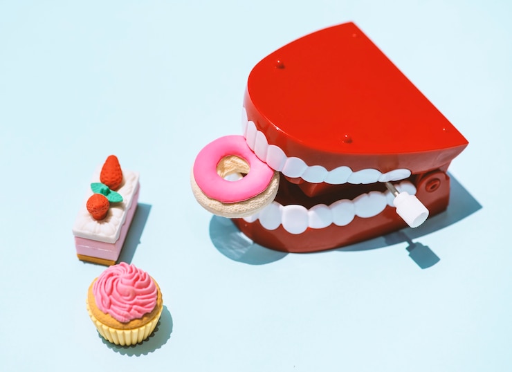 Foto grátis brinquedo com os dentes batendo
