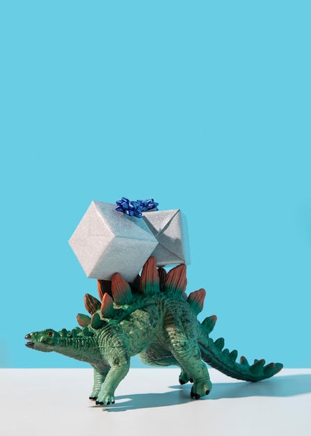 Brinquedo de dinossauro com presentes