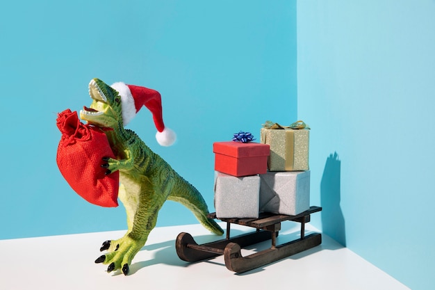 Foto grátis brinquedo de dinossauro com saco vermelho e trenó