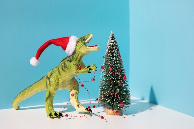 Brinquedo de dinossauro perto da árvore de natal