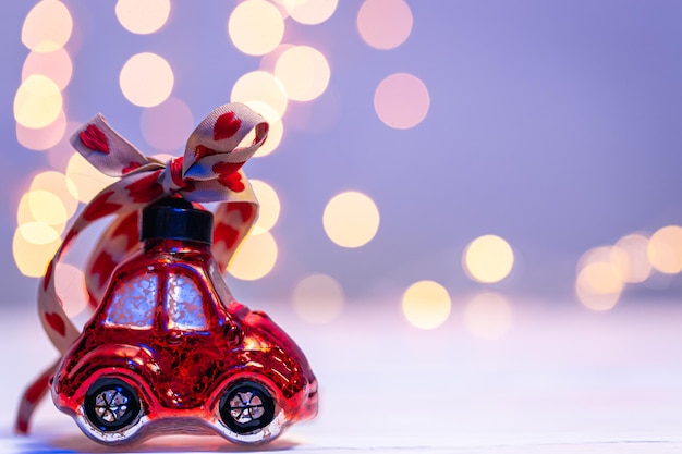Brinquedo de natal em forma de carro fechado em um fundo desfocado com bokeh