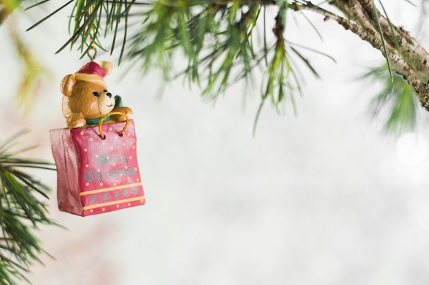 Brinquedo de natal pendurado na árvore de abeto verde