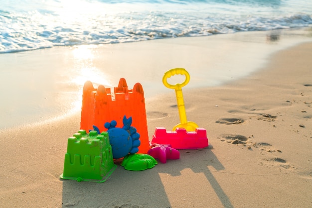 Brinquedos da praia na praia do mar