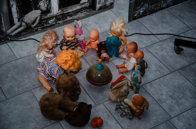 Foto grátis brinquedos de bonecas soviéticas na área de desastre nuclear de chernobyl