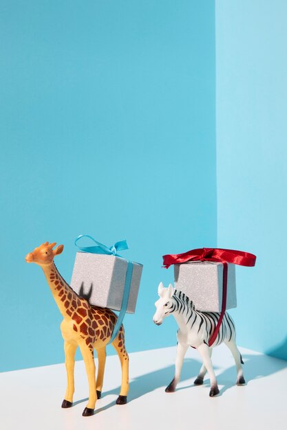 Brinquedos de girafa e zebra carregando presentes