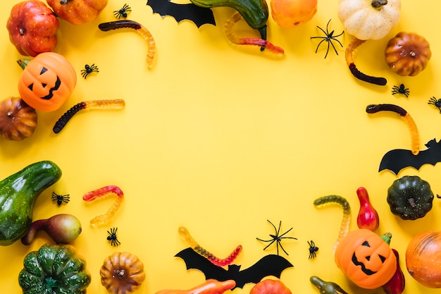 Brinquedos de halloween com legumes e doces