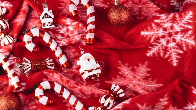 Brinquedos de Natal com bastões de doces no cobertor