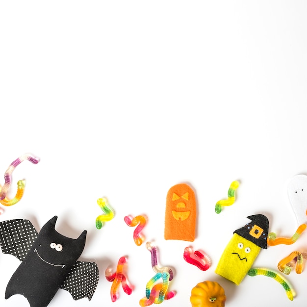 Foto grátis brinquedos e doces para o halloween