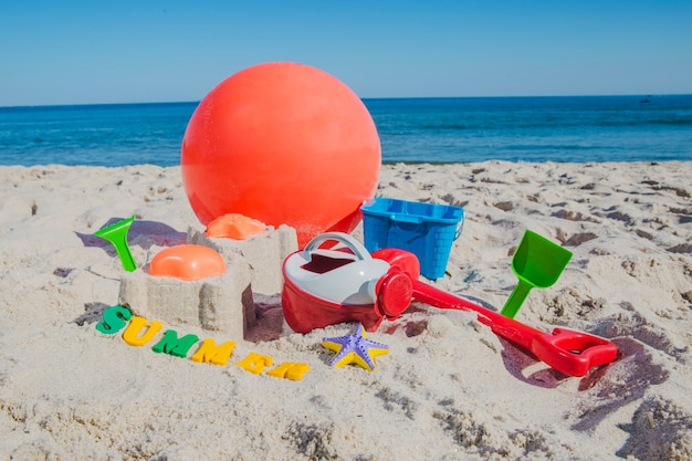 Brinquedos infantis na praia de areia